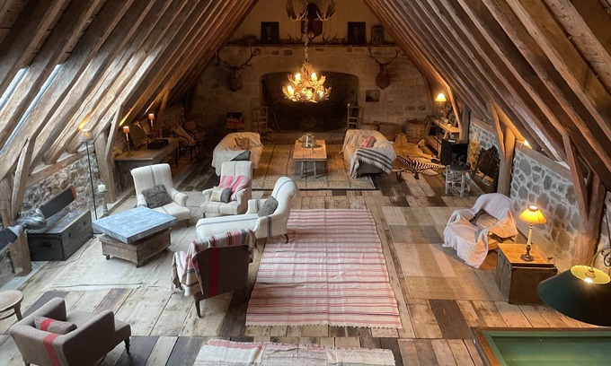 Saint-Urcize Maison | Le buron est équipée de 4 chambres dont une familiale à l’étage