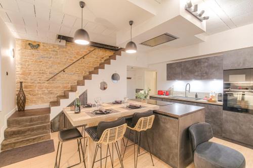 Grande Cote - Annonciade Appartement | Le Cocon du Papillon Bleu I 2 suites parentales avec terrasse en plein coeur de Lyon I Parking inclus
