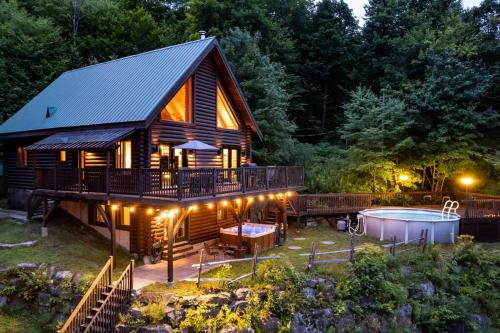 St-Adolphe-d'Howard Chalet De Ski | Le Courchevel Luxe Chalet Private Pool Jacuzzi