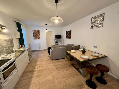 Bourgoin-Jallieu Appartement | Le Dauphin, Proche gare, Wifi, Netflix
