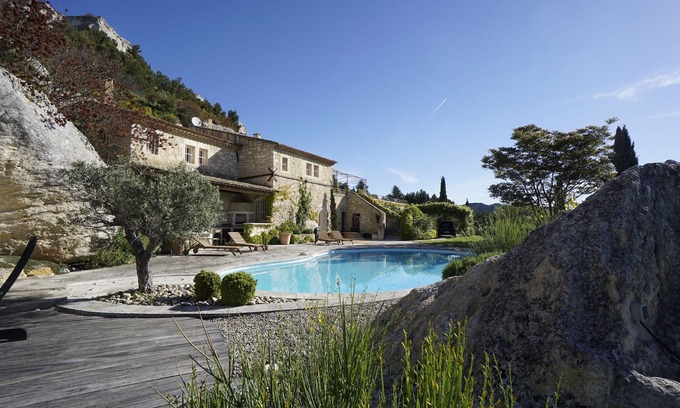 Les Baux-de-Provence Villa | Le Dernier Château : villa d’architecte construite dans la roche avec piscine dans les pittoresques