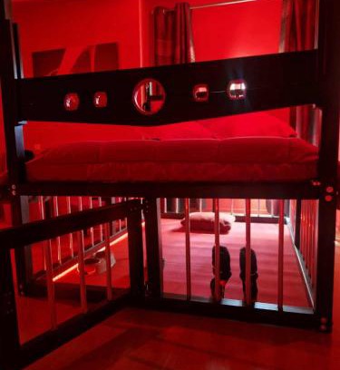 Serignac Lit Et Petit-Déjeuner | Le Donjon de la Garonne Suite BDSM