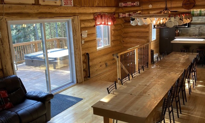 Saint-Luc-de-Bellechasse Chalet De Ski | Le Forestier SPA privé/Table de billard/Foyer *6 chambres*