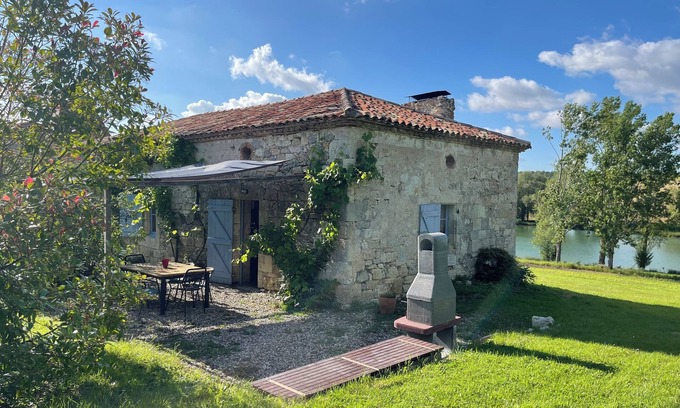 Montpezat Maison | Le gîte de « La Chartreuse » maison en pierre rénovée avec immense piscine (47)