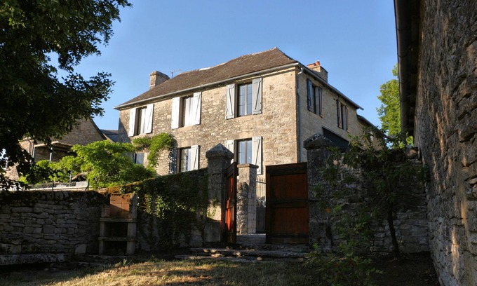 Palmas-d'Aveyron Maison | Le gîte de la glycine, maison rénovée, terrasse avec vue magnifique, jardin clos