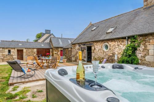 Saint-Mathieu Maison | Le gîte de Saint Mathieu, longère pleine de charme au bout du monde ! jacuzzi extérieur vue sur la campagne, salle de billard
