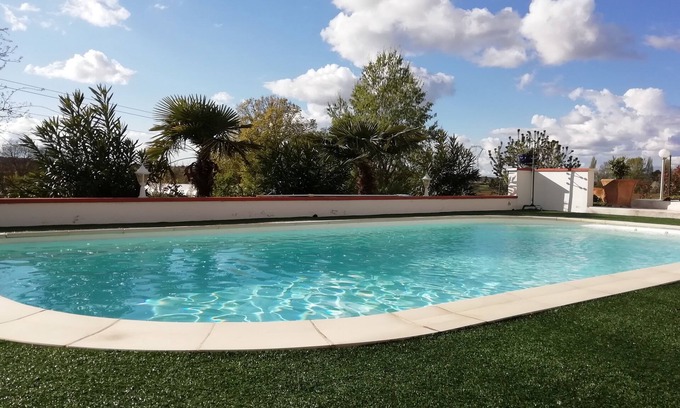 Lagardelle-sur-Leze Maison | Le Gite du Moulin avec sa piscine, spa privatif et terrain de pétanque.