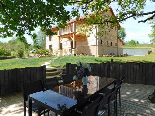 Veyrines-de-Domme Villa | LE HANGAR AVEC PISCINE EN DORDOGNE