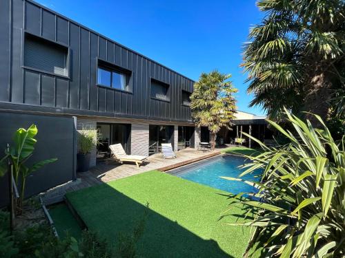 Pace Maison | Le Loft Black Wood - Piscine privé et grande terrasse à 20 min de Rennes