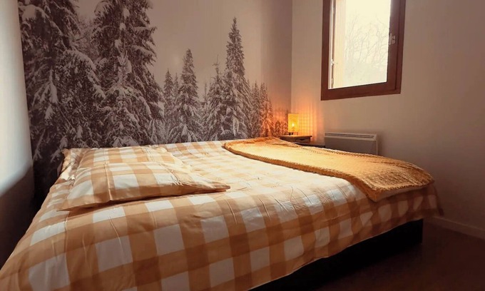 Saint-Mamet Appartement | Le nid de Beauregard: Appartement une Chambre avec Terrasse et vue sur la forêt.
