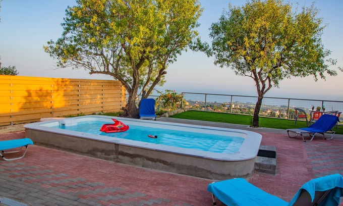 Menegata Villa | Le paradis d Elli. Belle vue, 2 chambres, piscine privée, villa paisible