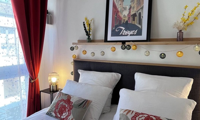 Old Town Appartement | "Le petit Foch" Studio Chic Parking INCLUS ,Place de l'Hôtel de ville .