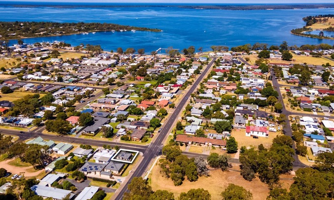 Paynesville Maison | Enjoy a glass of wine, or the short stroll down to Paynesville