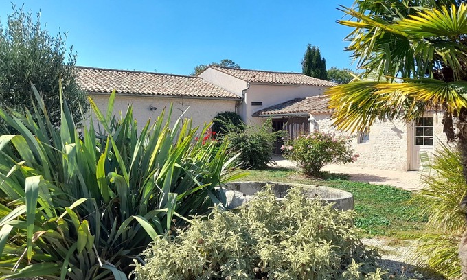Saint-Pierre-d'Amilly Maison | Le Pigeonnier pour les groupes, entre la Rochelle et le Marais Poitevin