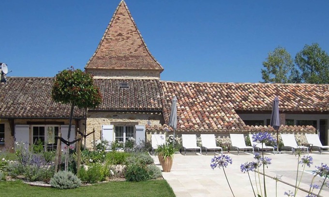 Salles Maison | Le Pigeonnier wonderful Gite adjoining the pool terrace