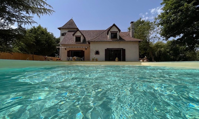 Saint-Hilaire-de-Court Villa | Le Poirier au Roi, villa avec piscine, jacuzzi et étang