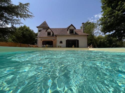 Saint-Hilaire-de-Court Maison | Le Poirier au Roi, Villa avec Piscine, Jacuzzi, Parc, Etang et calme