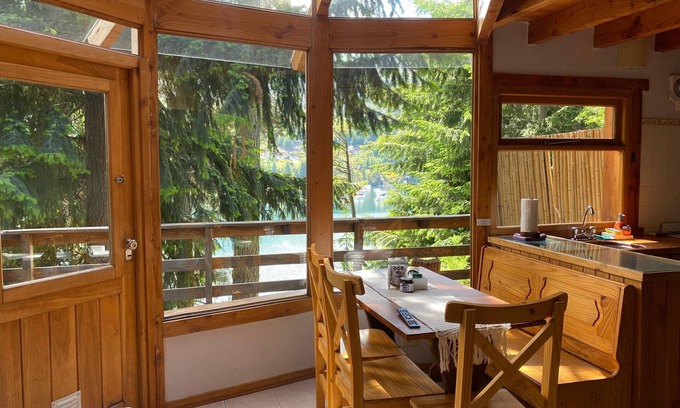 Puerto Manzano Cabine | Le Pommier 3 | Cabañas frente al Lago y con Pileta Climatizada