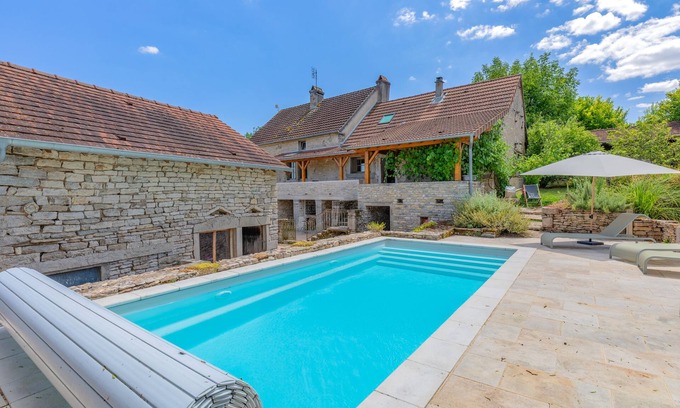 Saint-Ythaire Maison | Le Pressoir - maison de campagne familiale - Piscine - Jardin - Wifi/Fibre