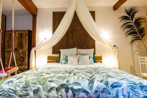 Verfeil Maison | LE PRIEURE - Suites romantiques spa privatif, piscine, jardin, massages proche de Toulouse