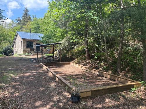 Yzeron Chalet De Ski | Le refuge d'Yzeron, gite autonome en pleine forêt pour 8 personnes