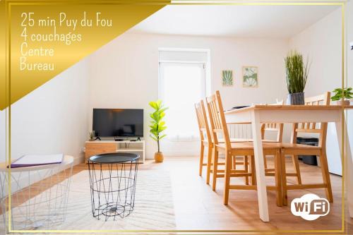 Saint-Andre-de-la-Marche Appartement | Le Regard sur La Place Léger et Raffiné