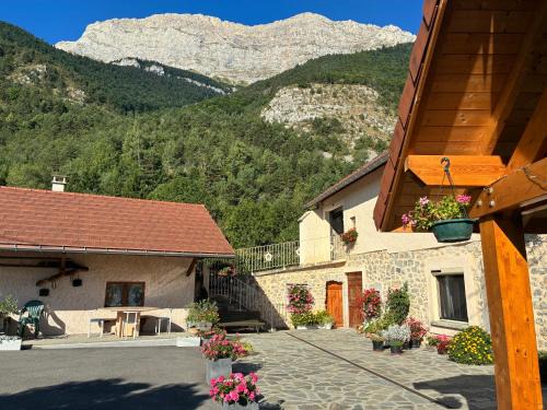 Le Glaizil Lit Et Petit-Déjeuner | Le Rocher des Ducs, vue sur montagne, abris voitures et motos