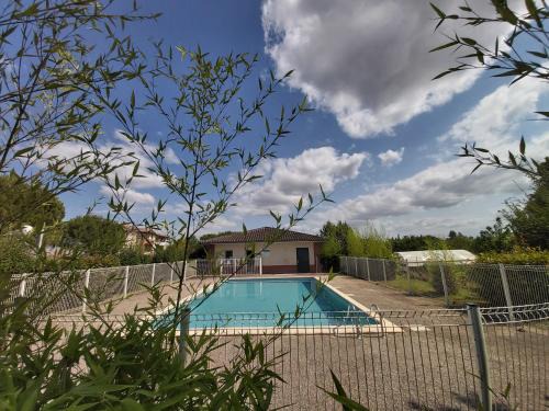 Gaillac Appartement | Le Sporting Land - avec entrée autonome, parking privé & sa piscine ! -