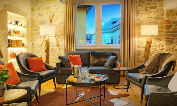 Annecy Old Town Chalet De Ski | Le Swansdoors - appartement séjour 6p proche lac d'Annecy - OVO Network