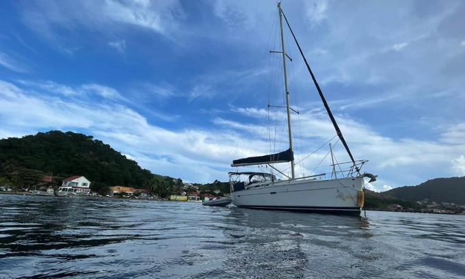 Les-Saintes Location De Bateaux | Le Voilier dans la baie des Saintes