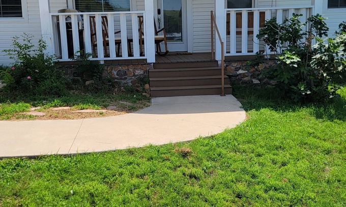 Medicine Park Maison | Leaf Cottage: peaceful & pretty family home for 10 with views of Mt Scott!