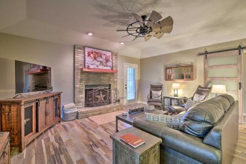 Granbury Maison | Leaping Toad Ranch about 9 Mi to Lake Granbury!