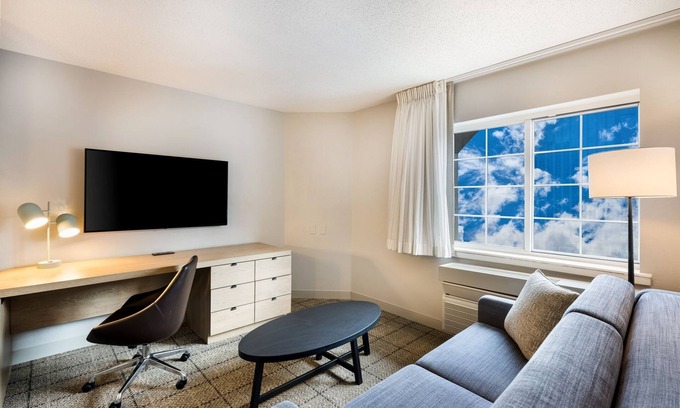Exchange Place North Hôtel | Learn at Ellis Island Museum! Sophisticated Suite! Parking Available!