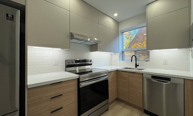 East York Appartement | Leaside 2BR with parking and laundry, family and pet friendly neighbourhood