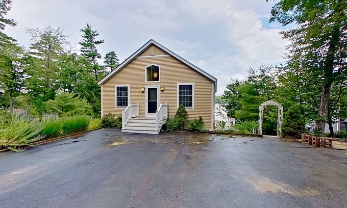 Moultonborough Maison | Leaward Shores Guesthouse | Lake view home in Moultonborough with dock & deck