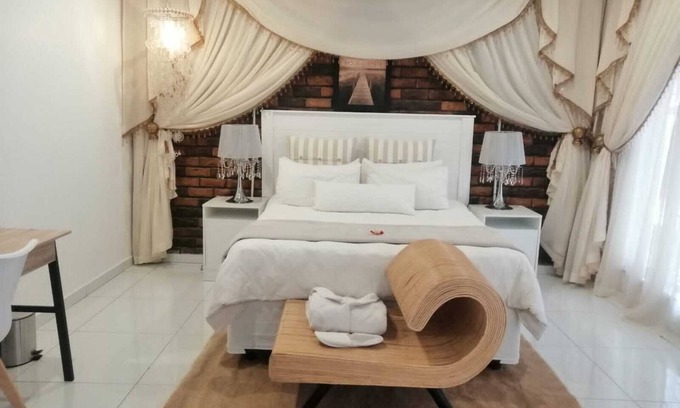 Polokwane Appartement | Ledimor Guesthouse offers a 4 star accommodation. A stone away from Kruger