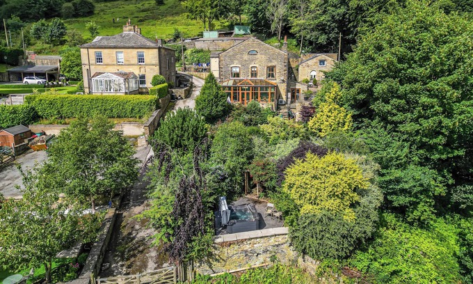 Halifax Maison | LEE HOUSE FARM, pet friendly, with hot tub in Shibden