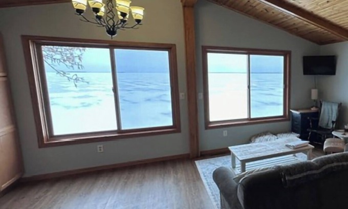 Whipholt Cabine | Leech lake cabin with gorgeous views! 2br/2ba pet friendly!