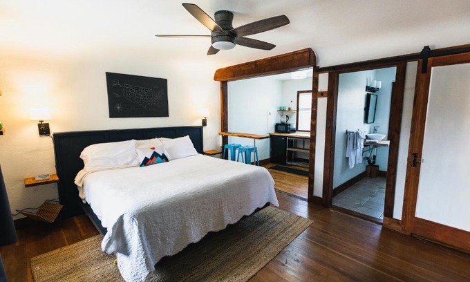 Sisters Hôtel | Left Coast Lodge - Pet Friendly