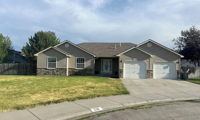 Mountain Home Maison | Legacy Park Retreat: Cozy 3BR Home in a Cul-De-Sac!