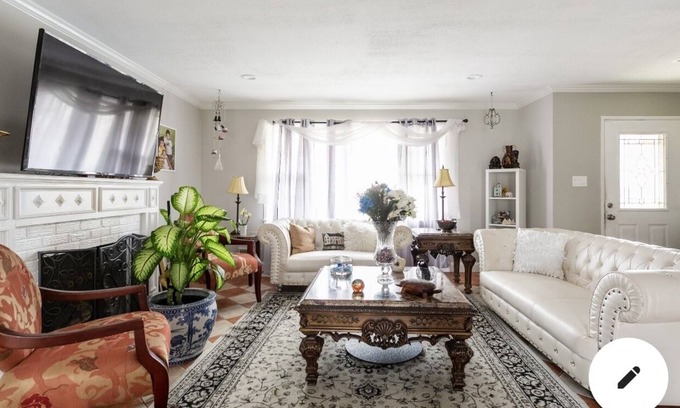 North Springfield Maison | Lehome hotel Hey travellers enjoy this BEAUTIFUL rooms on a sharing space.
