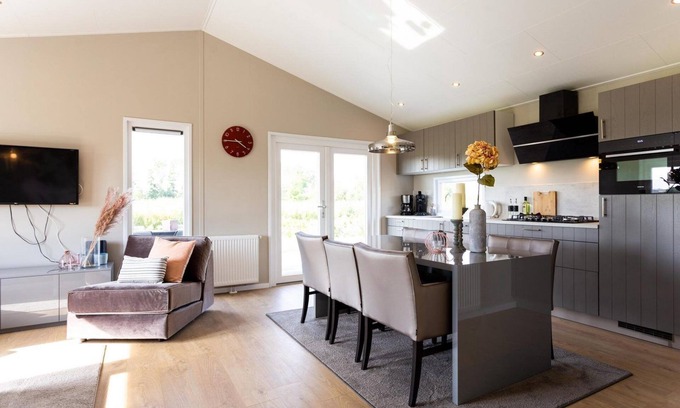 Nieuwerkerk aan den IJssel Chalet De Ski | ✓ Leijhoeve at Parc de IJsselhoeve ✓ Holiday home for 5 persons ✓ Located in Nieuwerkerk aan den IJssel (Zuid-Holland) ✓ Holiday park next to the IJssel ✓ Book directly through the park