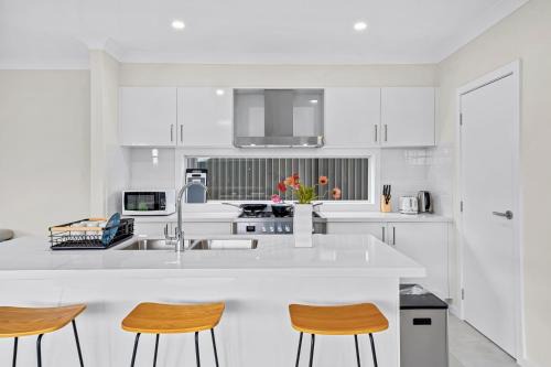 Leppington Villa | Leppington Two-Level 4Br near Village & Woolworths