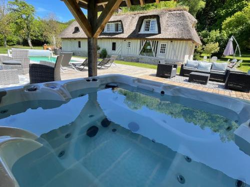Ablon Maison | LES 2 CHAUMIÈRES Piscine & Spa