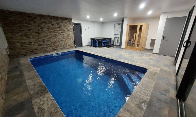 Manosque Villa | Gite 5 étoiles piscine privée chauffée toute l'année, jacuzzi et sauna pour 2