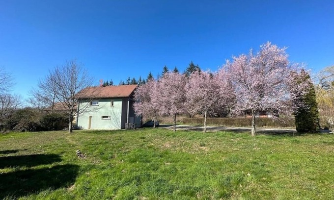 Chilly-le-Vignoble Appartement | Les Carnets de Voyages, une résidence d'artistes confortable !