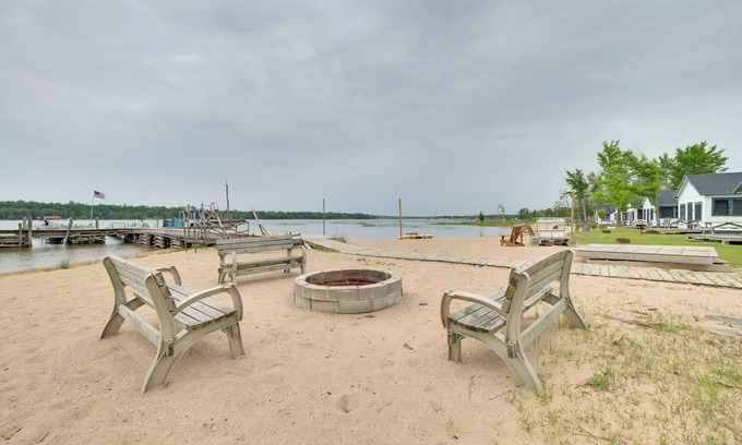 Cedarville Cabine | Les Cheneazu Island Hideaway 5 w/Community Perks!