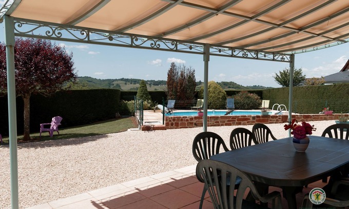 Lagleygeolle Maison | Les Collines Rouges, private heated swimming pool, close to many tourist attractions