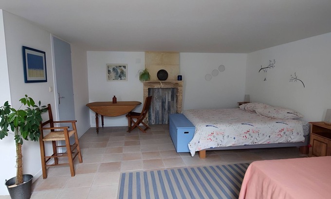 Saint-Romain-de-Benet Lit Et Petit-Déjeuner | Les Fougères Guest Room – Space and Comfort in Saint-Romain-de-Benet