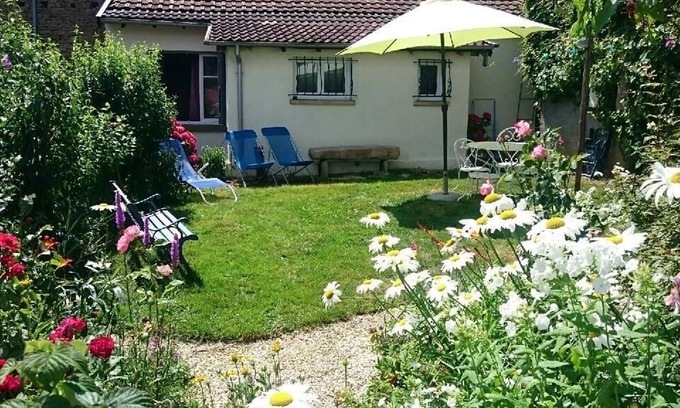 Chargey-les-Port Cottage | Les Glycines Cottage - Quiet with wifi and pets allowed